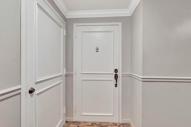 entryway featuring crown molding