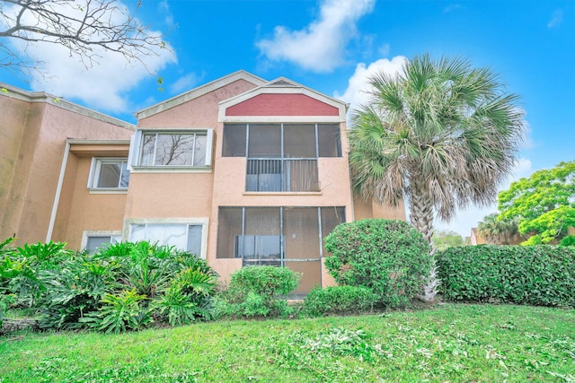 view of front of house with a front lawn