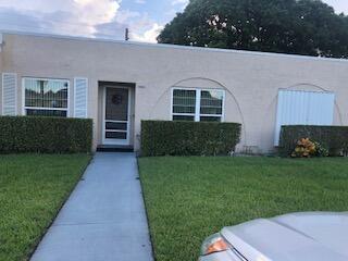 view of front of property with a front yard