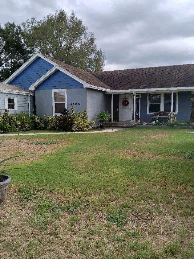 ranch-style house featuring a front yard