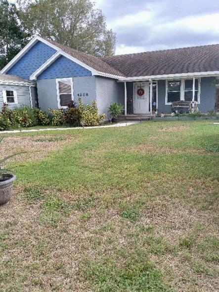 single story home with a front lawn