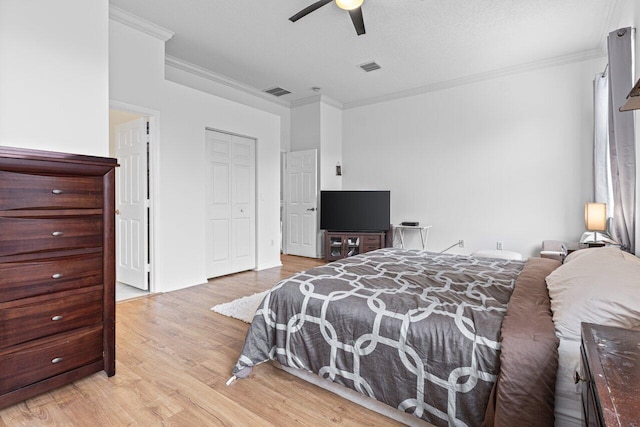 bedroom featuring crown molding, light hardwood / wood-style flooring, and ceiling fan