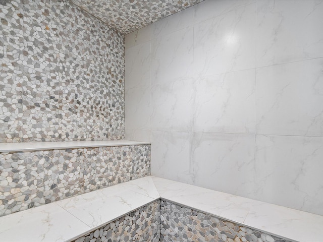 bathroom featuring tile walls