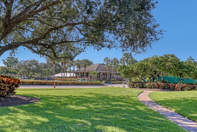 view of property's community featuring a lawn