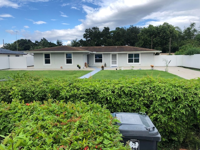 view of front of property featuring a front lawn