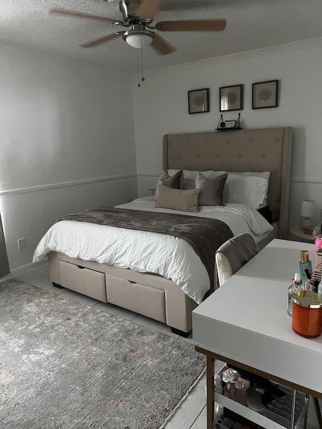 bedroom featuring ceiling fan and a textured ceiling