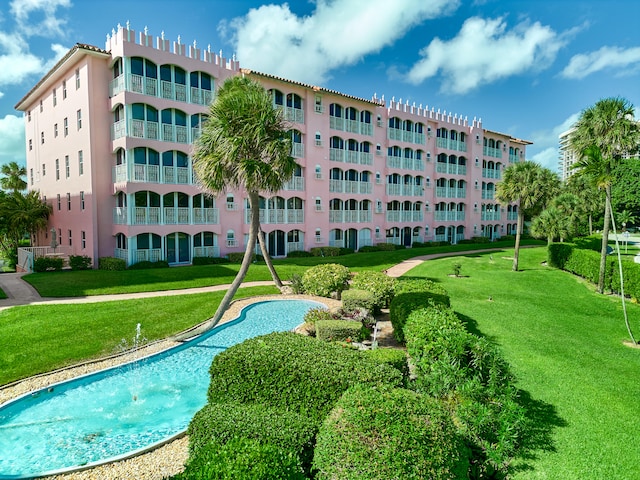 view of pool featuring a yard