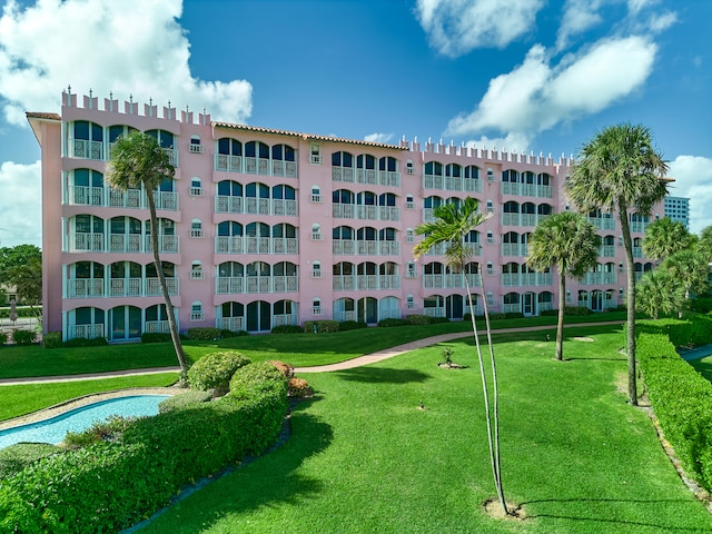 view of property's community featuring a lawn