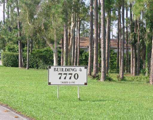 community / neighborhood sign with a yard