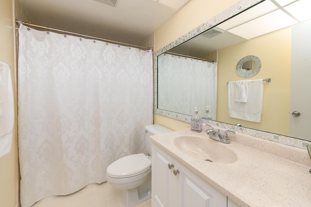 full bathroom featuring tile patterned floors, a shower with shower curtain, toilet, and vanity