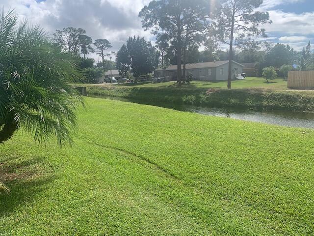 view of yard featuring a water view