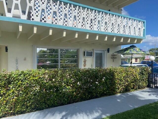 entrance to property featuring a balcony