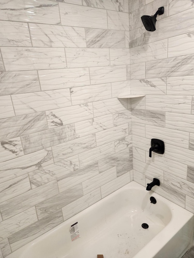 bathroom featuring tiled shower / bath