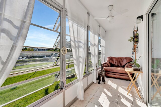 sunroom with ceiling fan