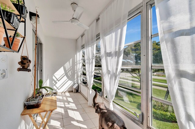 sunroom with ceiling fan