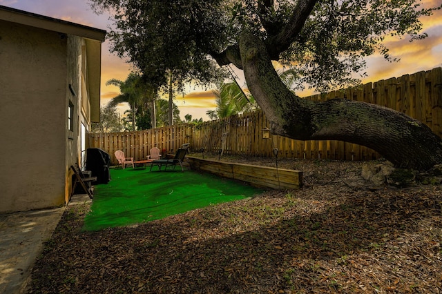 view of yard at dusk