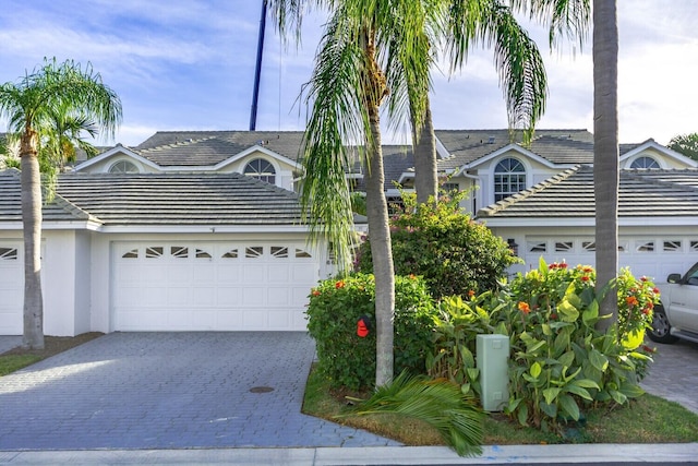 view of front facade featuring a garage