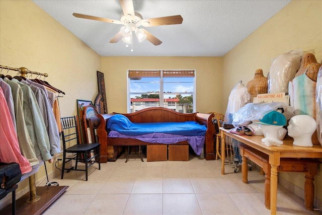 bedroom featuring ceiling fan and a textured ceiling