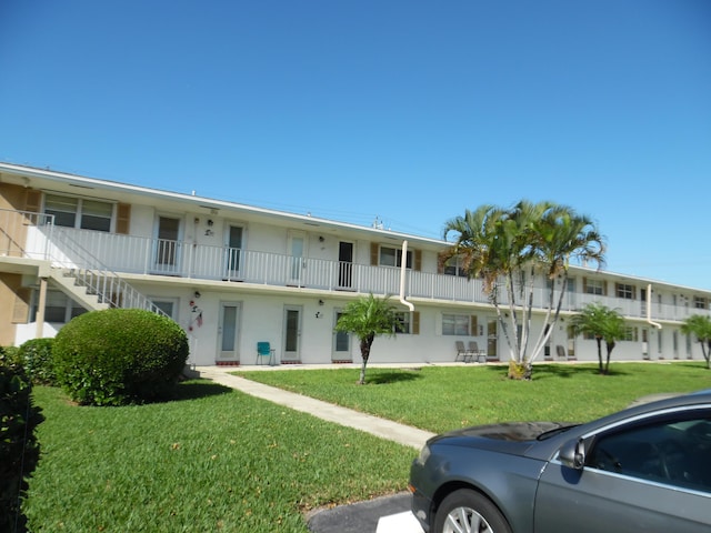 view of front of house with a front lawn