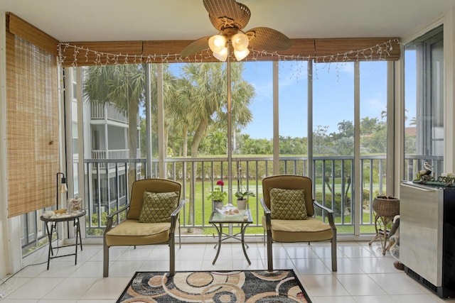 sunroom with ceiling fan