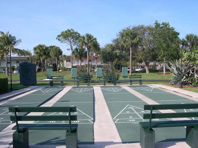 view of property's community featuring a lawn