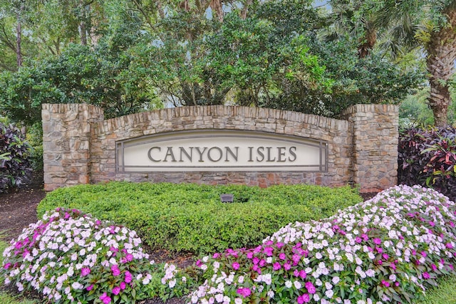 view of community / neighborhood sign