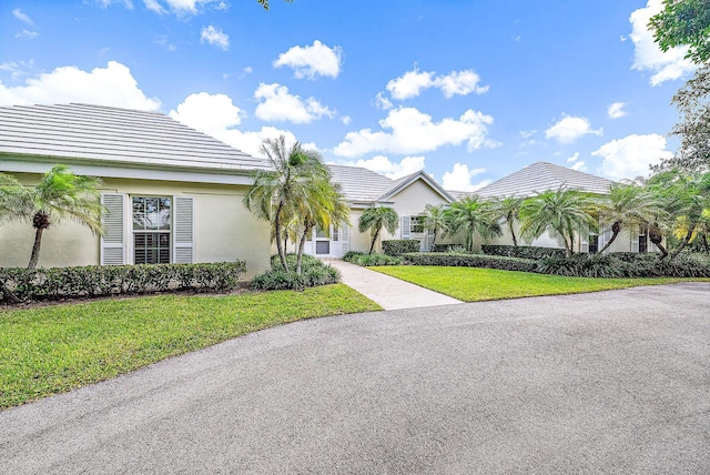 view of front of property with a front yard