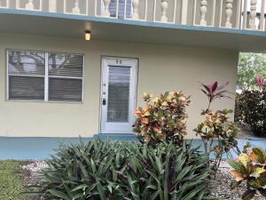 view of exterior entry with stucco siding