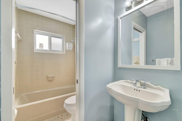 full bathroom featuring sink, toilet, and tiled shower / bath combo