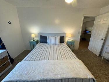 bedroom with carpet flooring