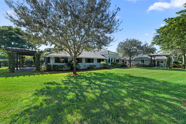 view of yard featuring a pergola