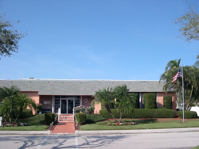 ranch-style house featuring a front lawn