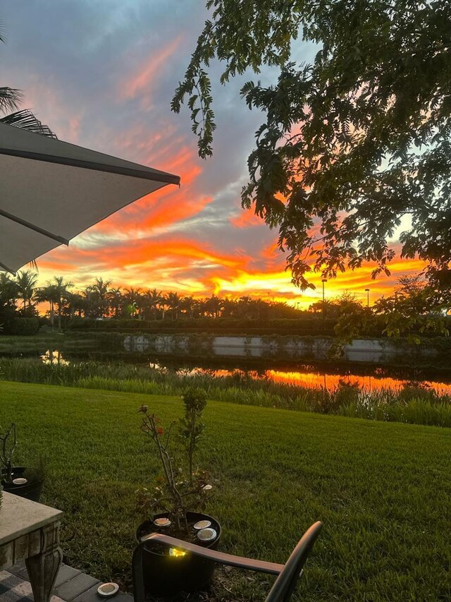 view of yard at dusk