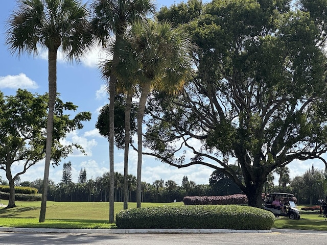 community sign featuring a yard