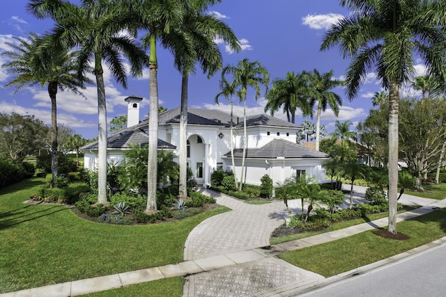 view of front facade featuring a front lawn