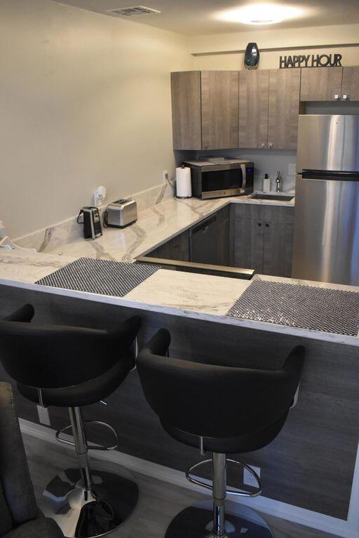 kitchen with sink, stainless steel appliances, and a breakfast bar