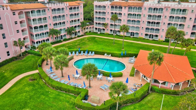 view of pool featuring a yard