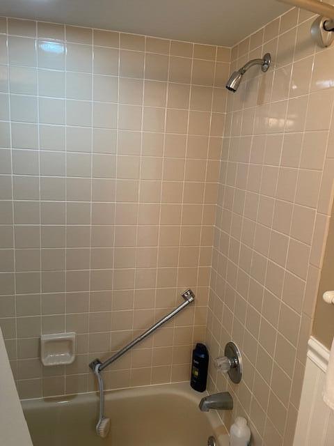 bathroom with tiled shower / bath combo