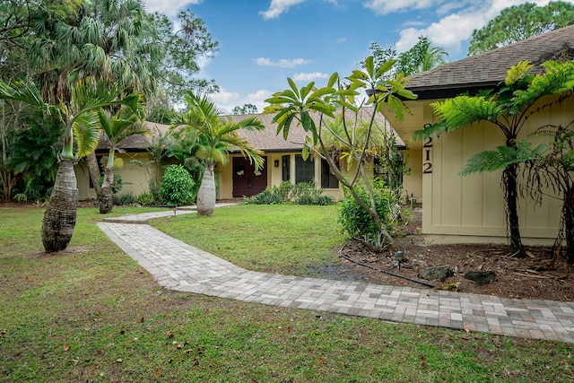 view of front of home featuring a front yard