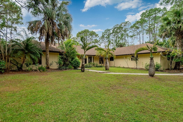 single story home featuring a front lawn