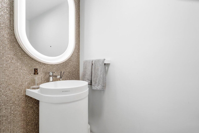 bathroom with decorative backsplash