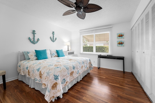 bedroom featuring ceiling fan, dark hardwood / wood-style floors, a textured ceiling, and a closet