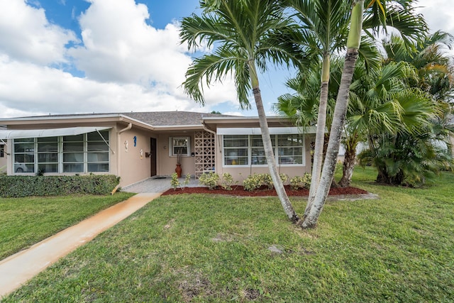 ranch-style home featuring a front lawn