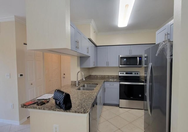 kitchen featuring ornamental molding, stainless steel appliances, kitchen peninsula, sink, and gray cabinetry