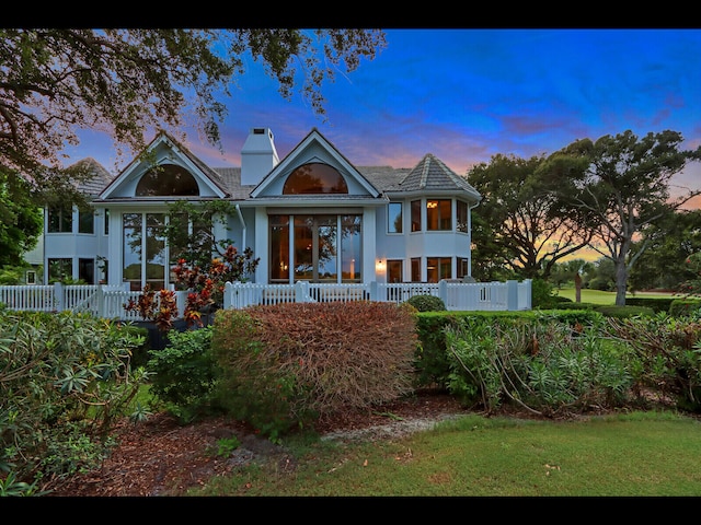 view of front of home featuring a lawn