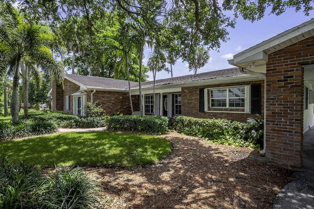 ranch-style house featuring a front lawn