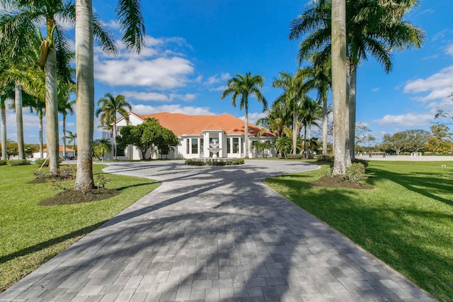 view of front of home featuring a front yard