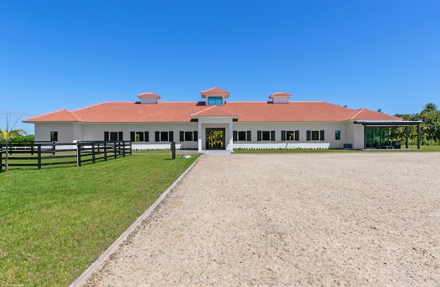 view of front of house featuring a carport and a front lawn