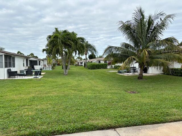 view of yard with a patio