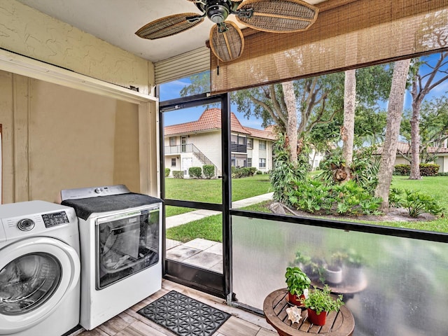 clothes washing area featuring light hardwood / wood-style floors, ceiling fan, and washing machine and dryer